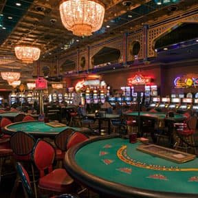 Antarmuka platform surga898 menampilkan koleksi permainan slot dan live casino